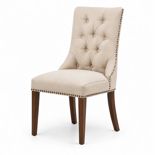 Gepolsterter Esszimmerstuhl in Beige, 55 × 64 × 98 cm, mit Knopfheftung und Ziernägeln
